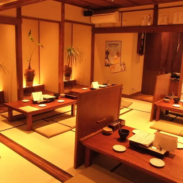 1階のお座敷になります。京町家の風情を感じさせる落ち着いた雰囲気で、夏の趣を感じていただけます。大人のお忍びデートにピッタリです。