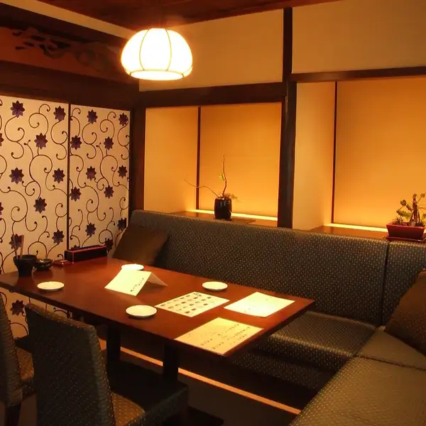 完全個室になります。大事な人とのお食事や接待に最適です(2Fの個室は2時間3300円(税込)の席料が掛かります)。お盆の集まりにはほっとくつろげる和空間でもつ鍋を囲んで♪