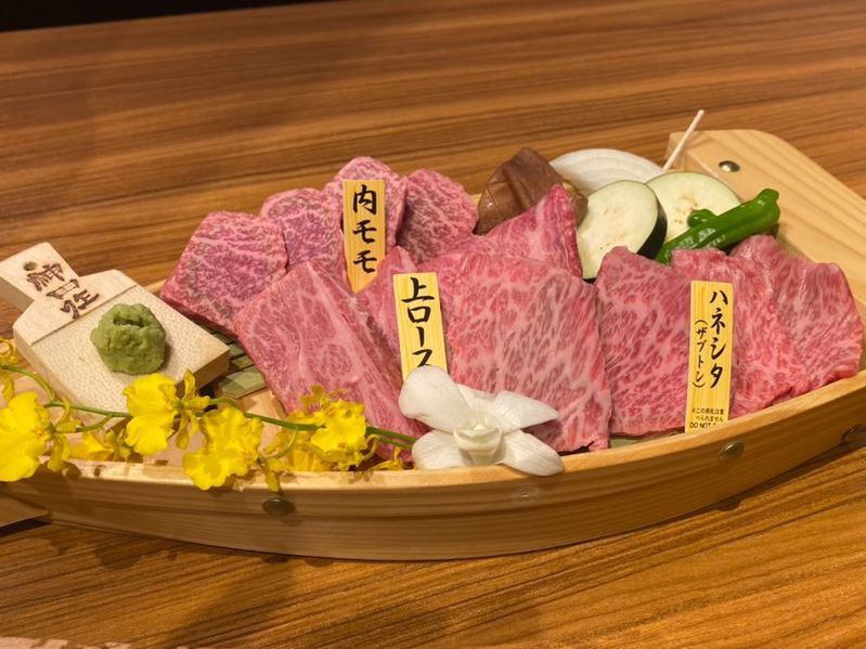 Assortment of 3 types of A5 grade BMS10 or higher Japanese black beef [female beef]