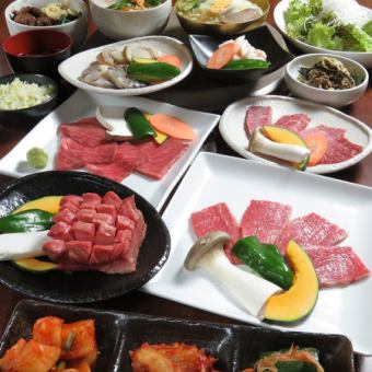 待客之道！【極致幸福套餐】包括仙台牛柳、厚片牛舌、兩種海鮮等13道菜品。
