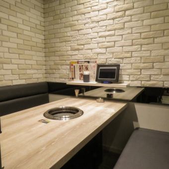 一邊吃烤肉，一邊進行愉快的交談♪如果您在私人房間裡，可以不經意地度過輕鬆的時光☆您可以以每對12000日元的價格使用私人房間。