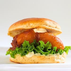 フィッシュバーガー(当店の人気メニューフィッシュ&チップスをバーガーに!)
