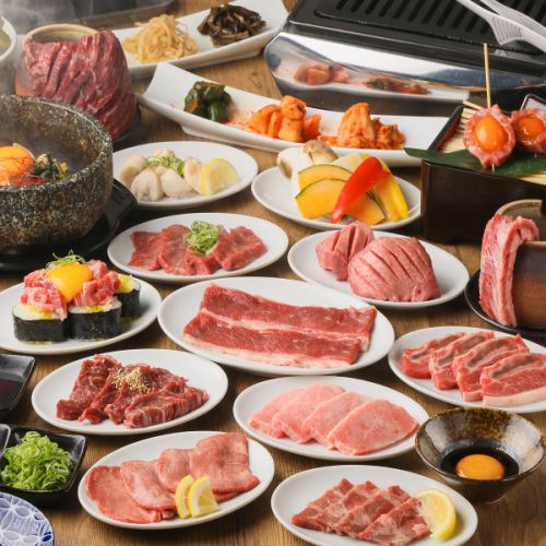 Carefully selected domestic beef from a particular region is served as yakiniku and sashimi.