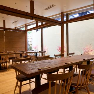 簾で仕切った半個室最大8名様ご利用頂けます。