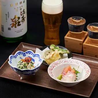 色彩缤纷的季节性晚间饮品套装