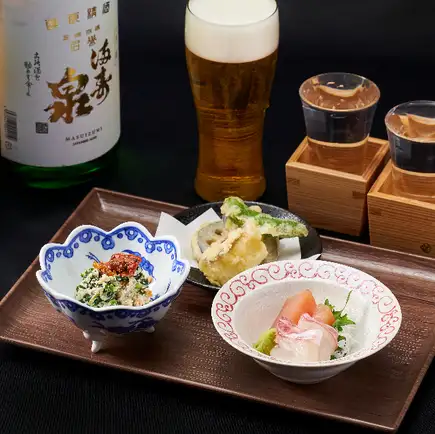 色彩缤纷的季节性晚间饮品套装