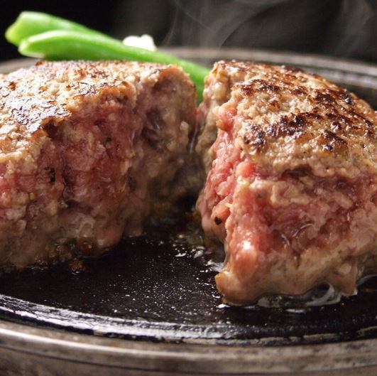 A melting hamburger made from 100% Japanese black beef and domestic beef.
