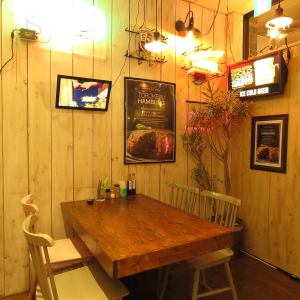 The stylish decoration in the beautiful shop as a wood grain basis will make your meal more enjoyable ♪