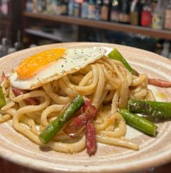 アスパラとバターチーズ焼きうどん