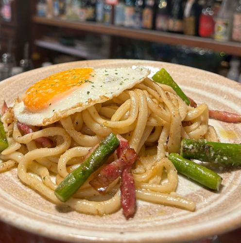 アスパラとバターチーズ焼きうどん