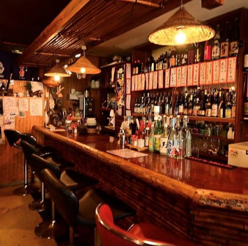 【カウンター席：8席】お一人様も大歓迎◎アットホームな空間はお仕事帰りのサクッと飲みにもおすすめです！カウンター越しにはおでんやずらりと並んだ泡盛をご用意してますのでお酒が進むこと間違いなし◎