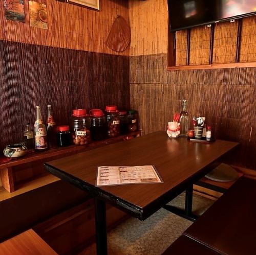 <p>【座敷席：4名×2卓】最大12名様までの宴会や、地域で親しまれる「模合」にも最適なアットホームさが魅力です。まるでお家のような居心地の良さの中で、てびちや島豆腐など沖縄の恵みが詰まったおでんを囲み、賑やかな夜をお過ごしください♪</p>