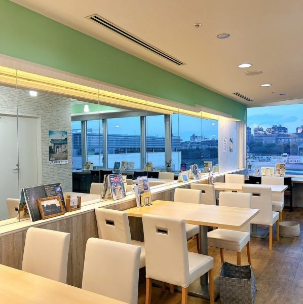 景色の良い店内で、落ち着いてお食事をお楽しみいただけます。