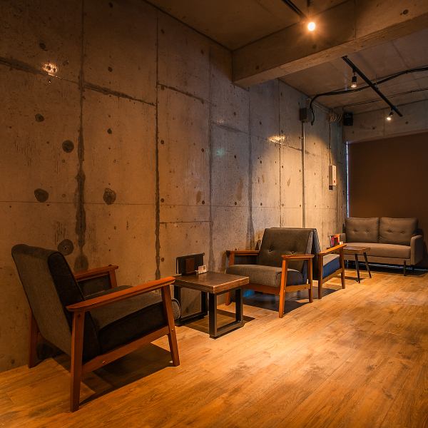 ふかふかのソファ席を完備した、リラックスできる空間をご用意しています。二次会や女子会に最適な、落ち着いた雰囲気の中で、心ゆくまでおしゃべりをお楽しみいただけます。また、シーシャをより一層美味しくする、シーシャに合うカクテルも豊富にご用意。香り高いシーシャと共に、特別なひとときをお過ごし下さい。