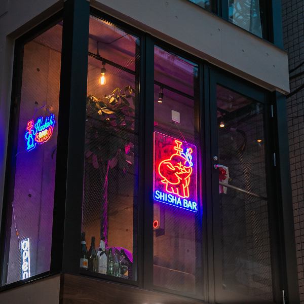 千歳烏山駅から徒歩約1分、都会の喧騒から離れた大人のための隠れ家バーです。無機質なコンクリート打ちっぱなしのスタイリッシュな空間に、70種類以上の豊富なフレーバーをご用意しました。ゆったりと流れる時間の中で、お好みのシーシャをくゆらせながら、心ゆくまでリラックスした時間をお過ごしください。