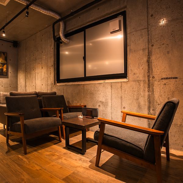 落ち着いた照明とゆったりとした空間が広がるカウンター席は、大切な人とのデートや自分だけの時間をゆっくり過ごしたい時に最適です。シーシャはもちろん、バーとしてのご利用も大歓迎。自家製のチャイや香り高い水出しコーヒーなど、こだわりのドリンクもご用意。心地よい音楽と共に、癒しの一時をお過ごし下さい。