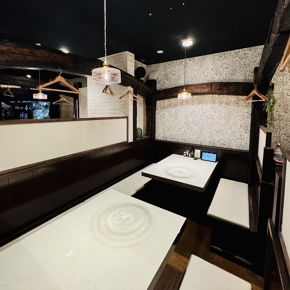 큰 나무의 들보와 일본식 모던이 조화를 이룬 세련되고 세련된 치유의 공간
