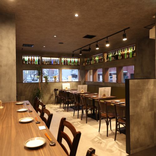 <p>広々店内でゆったりお過ごしいただけます。会社帰りやお友達と♪落ち着いた内装で心行くまでお料理をご堪能ください。</p>