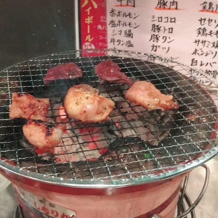 これぞ大衆焼肉というレトロな雰囲気で、ホルモンを楽しめます。