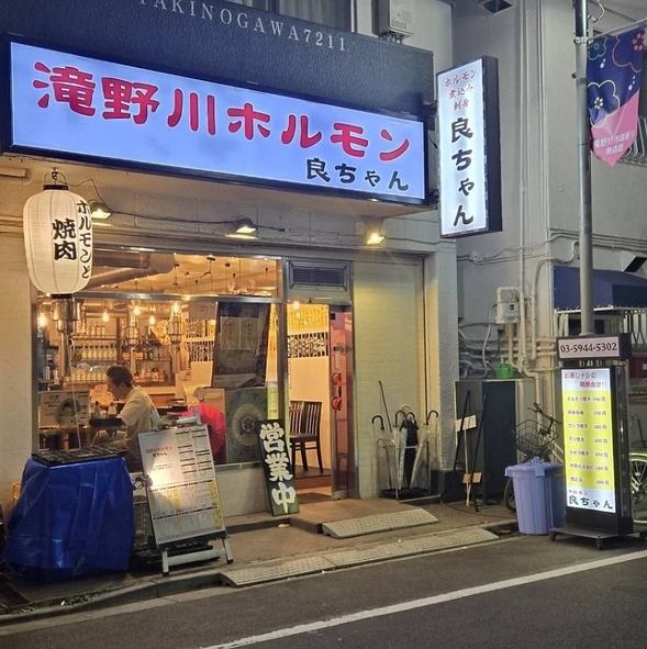 これぞ大衆焼肉というようなレトロな雰囲気の中で、ホルモンや焼肉を楽しめます。1皿380円という価格で、お手軽にホルモンを食べられますよ！