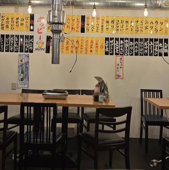 【＜16名様迄＞テーブル席】会社仲間との飲み会・打ち上げ等におすすめのテーブル席を完備しています。