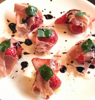 Cold appetizer of seasonal fruits and prosciutto