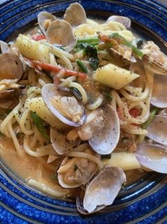 Vongole Bianco with large clams and white asparagus