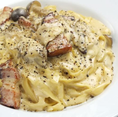 Made with carefully selected eggs! Carbonara with four kinds of mushrooms and thick-sliced bacon