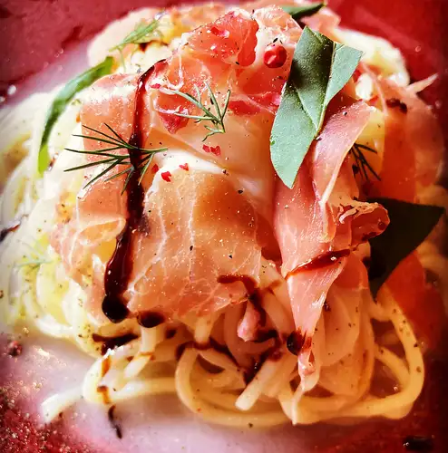 山梨県産 日川白鳳とハモンセラーノの冷製パスタ