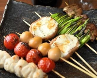 注文を受けてから、鶏をカットし、串打ち！