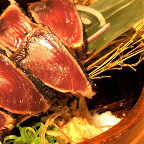 享受稻草烤鰹魚和新鮮的魚。