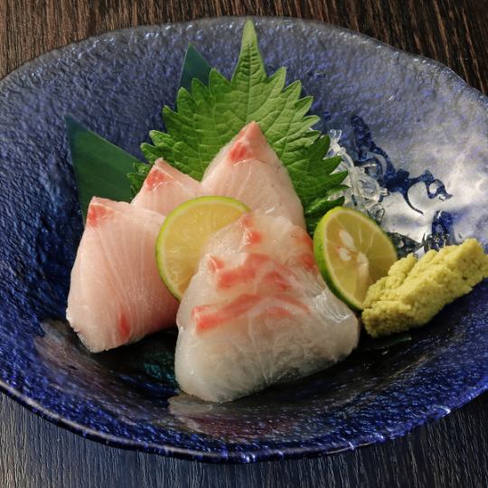 [2種生魚片拼盤] 新鮮的魚和生魚片一起享用。