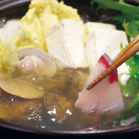 [Shabu-shabu with shellfish broth, mandarin oranges and yellowtail] The clam broth is exquisite.