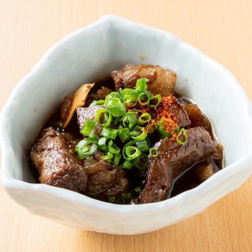 【口の中でとろける旨さ】じっくり時間をかけて煮込んだ牛すじ煮込み◎、お酒のアテにぴったりの一皿♪