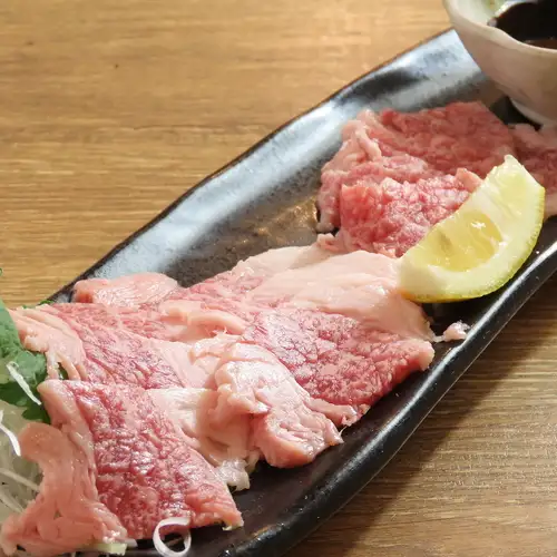 【広島名物を堪能】海鮮だけじゃない！肉料理も満載の当店でお酒が進む大人気の国産牛こうね炙り♪