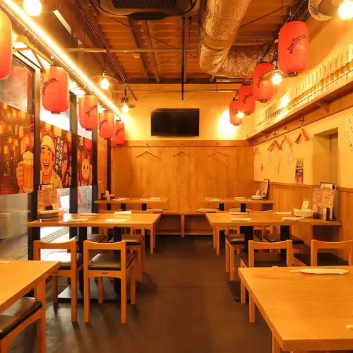 <p>【テーブル】雰囲気抜群の店内!気軽にお立ち寄りください。会社帰りもOK!駅徒歩1分!高架下にございます。終電ぎりぎりでもお楽しみいただけます。</p>