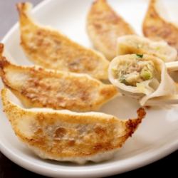 ▼每週四是「煎餃日」▼自製煎餃，價格實惠！