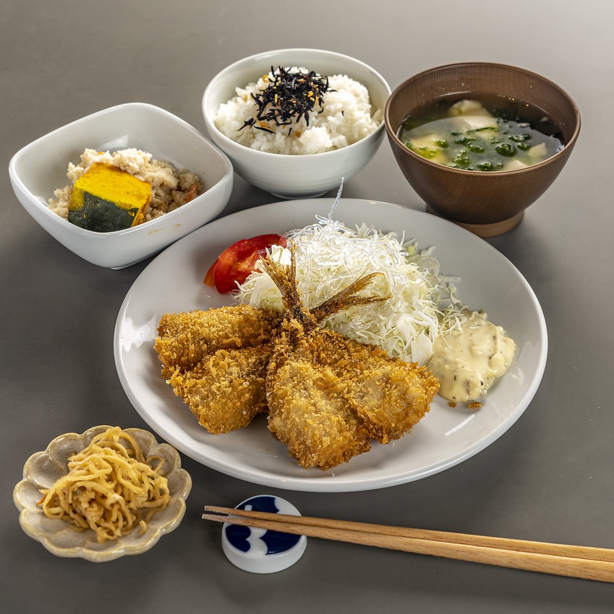 Set meals using carefully selected fish from Saiki can be ordered all day long.