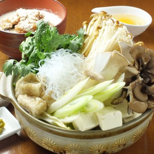 各種樹子、糙米麻糬、鹽曲豆腐的健康豆漿火鍋2人份2,340日元〜。