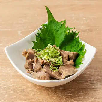 鸡胗配葱花和盐