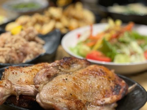 推薦的“一之鳥套餐”7道菜，包括1道烤大腿骨和無限暢飲4,000日元