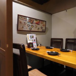 親しい方々との会話を楽しめる半個室席です。周囲を気にせず、大切なご友人やご同僚と料理やお酒をお召し上がりいただけます。落ち着いた印象のプライベート感あふれるお席で、極上のひとときをお過ごしくださいませ◎