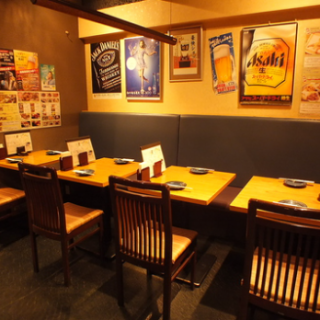 横浜駅西口より徒歩1分とアクセス抜群。地下の空間に広がる大人の隠れ家といった雰囲気の当店。テーブル席は最大24名様のご案内が可能です◎人数に合わせてお席をご用意致しますので、お気軽にお申し付けくださいませ！