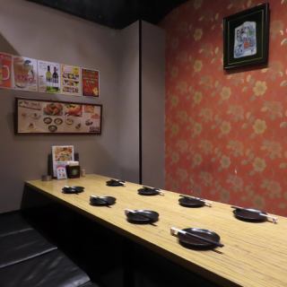 最大8名様で座れる掘りごたつ式の半個室席です。足を伸ばしてお寛ぎいただける人気のお席ですので、ご予約がオススメです！長時間のご宴会でも身体への負担が少なく、世代を問わず過ごしやすいお席となっております。