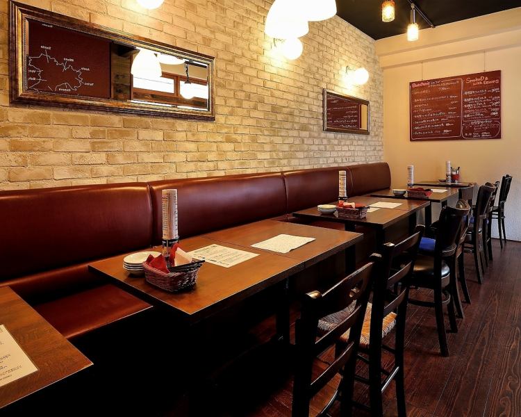 [沙发式餐桌座位] 在我们的餐厅，您可以在宽敞的木制宁静空间中用餐。4人的沙发式餐桌座位有多个，当然团体顾客也可以使用。当您访问高山时，请在 Butchers Hida Takayama 享用美食。