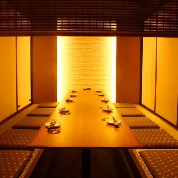 【設計師包房】餐廳內部充滿日式韻味，有適合大人的平靜氛圍。我們擁有可容納2人以上的全包廂，是小倉站附近商務會議、女生聚會、團體約會等各種宴會的理想私人空間。我們也提供3000日圓起的超值宴會套餐，以滿足您的預算需求。我們也為生日和週年紀念日提供特別的驚喜福利。