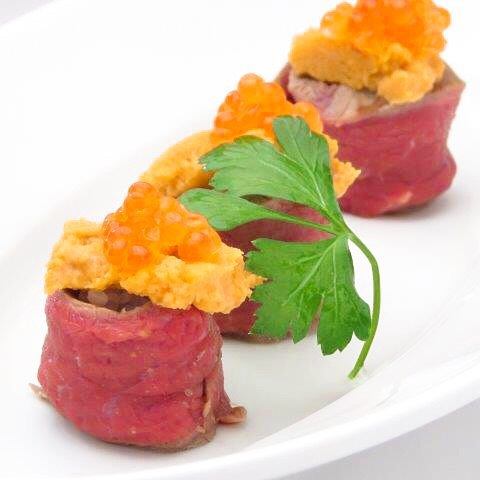 Uniku (Sea urchin roast beef wrapped with salmon roe)