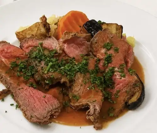 我們引以為傲的烤牛肉,採用低溫精心烹調。