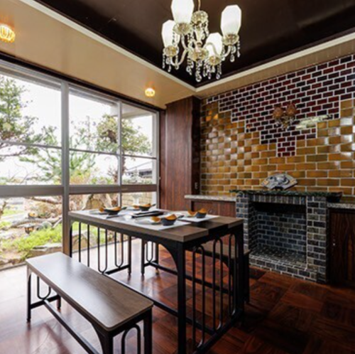 <p>≪特別なひとときを過ごす空間≫おしゃれな洋室の個室は、最大10名様までご利用可能◎落ち着いた雰囲気の中で、接待や会食、家族の集まりに最適な空間。テーブル席なので、食事を楽しみながらの会話も弾みます♪ 大切な記念日や誕生日を祝うための特別な時間を、プライベート感が自慢の完全個室でお過ごしいただけます♪</p>