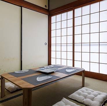 ≪小さな集まりに最適な和の空間◎≫6名様までご利用可能な和室の完全個室は、落ち着いた座敷で大切な人との時間を特別なものにします。接待や誕生日、記念日のお祝いにぴったりなプライベート空間。和の温もりを感じながら、心安らぐひとときをお過ごしください。美味しい料理と共に、素敵な時間をお楽しみいただけます◎